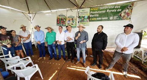 Presidente da Assembleia Legislativa participa da entrega de implementos agrícolas para onze associações em Buritis