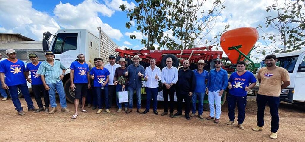 Presidente da Assembleia Legislativa participa da entrega de implementos agrícolas para onze associações em Buritis - Gente de Opinião