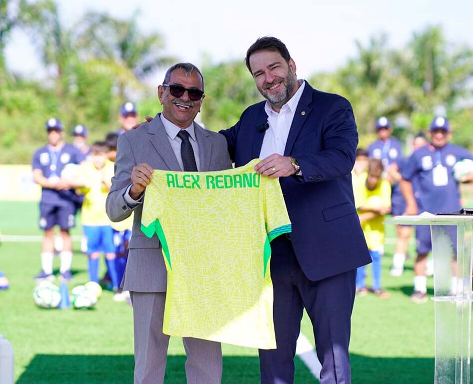 Presidente da Alero recebe camisa personalizada (Fotos: Rafael Oliveira I Secom ALE/RO) - Gente de Opinião