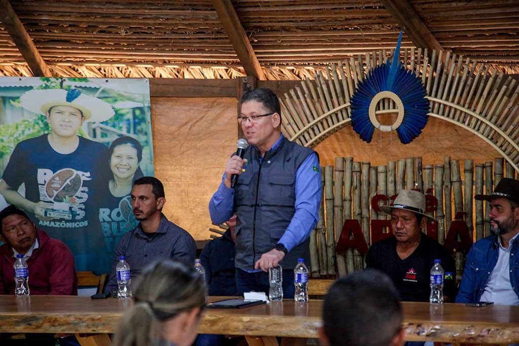 Gestão Marcos Rocha fortalece agricultura familiar com entrega de trator e implementos agrícolas a comunidades rurais e indígenas - Gente de Opinião