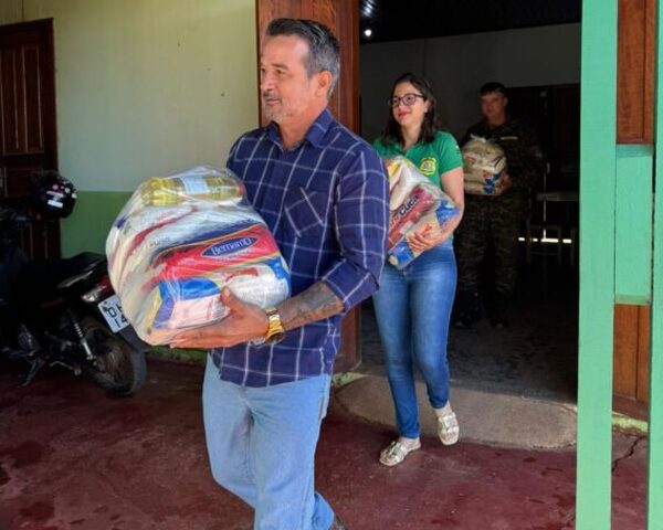 Representantes da organização unem forças na entrega das cestas básicas arrecadadas - Gente de Opinião