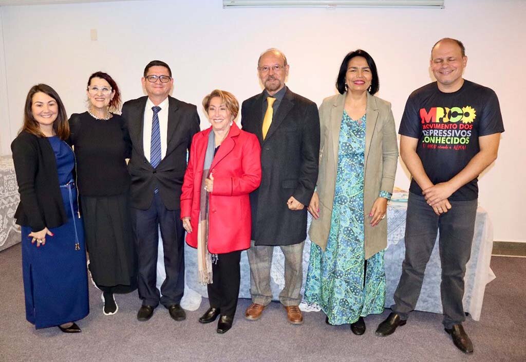 Da esquerda  p direita, são os homenageados: Enoch de Siqueira C.Neto Luciana Barbieri,Euderson Kang Tourinho, Ana Maria Tourinho, Sônia  Miquelin, organizadora do F.A.L.A.I  Izabel Cristina,  Edilusa Dotto Pasquotto e Dr Reginaldo Trindade. - Gente de Opinião