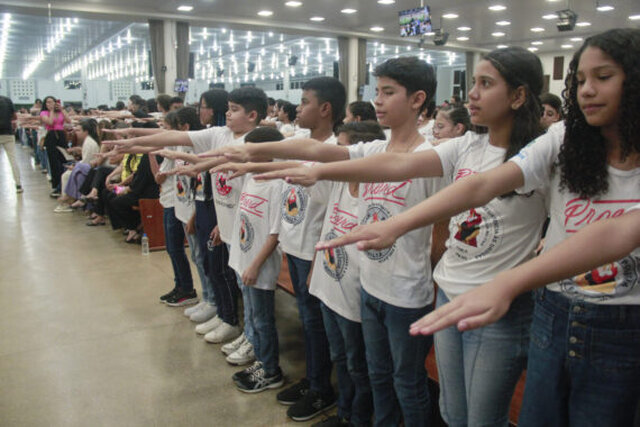 Ao final da cerimônia, os estudantes receberam os certificados - Gente de Opinião
