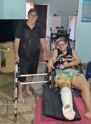 Solidariedade Iluminada: Jornalista Miro Costa entrega andador para moradora do Bairro Lagoa