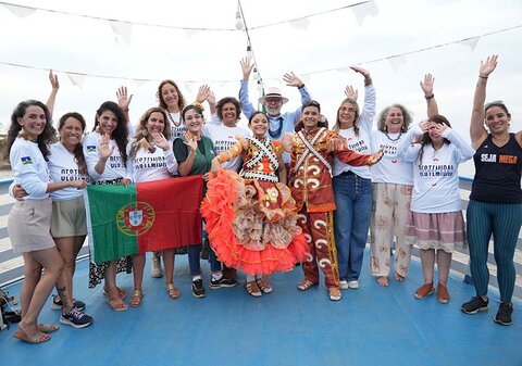 Turistas europeias encerram imersão amazônica com encantador passeio de barco pelo rio Madeira