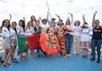 Turistas europeias encerram imersão amazônica com encantador passeio de barco pelo rio Madeira