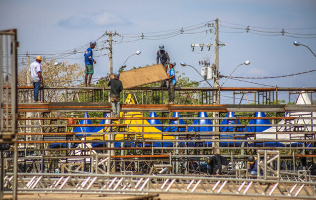 Arquibancada de frente para o palco aumenta a capacidade para 10 mil espectadores sentados - Gente de Opinião