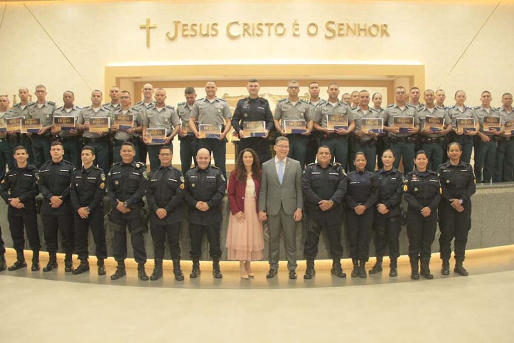 Governador Marcos Rocha e secretária Luana Rocha prestigiam a condecoração de heróis que homenageia forças policiais - Gente de Opinião