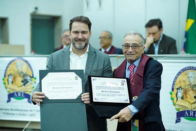A honraria, concedida pela ARL, foi entregue pelo Dr. Delcio Alves Pereira e reconhece os relevantes serviços prestados pelo parlamentar à instituição (Foto: Rafael Oliveira I Secom ALE/RO) - Gente de Opinião