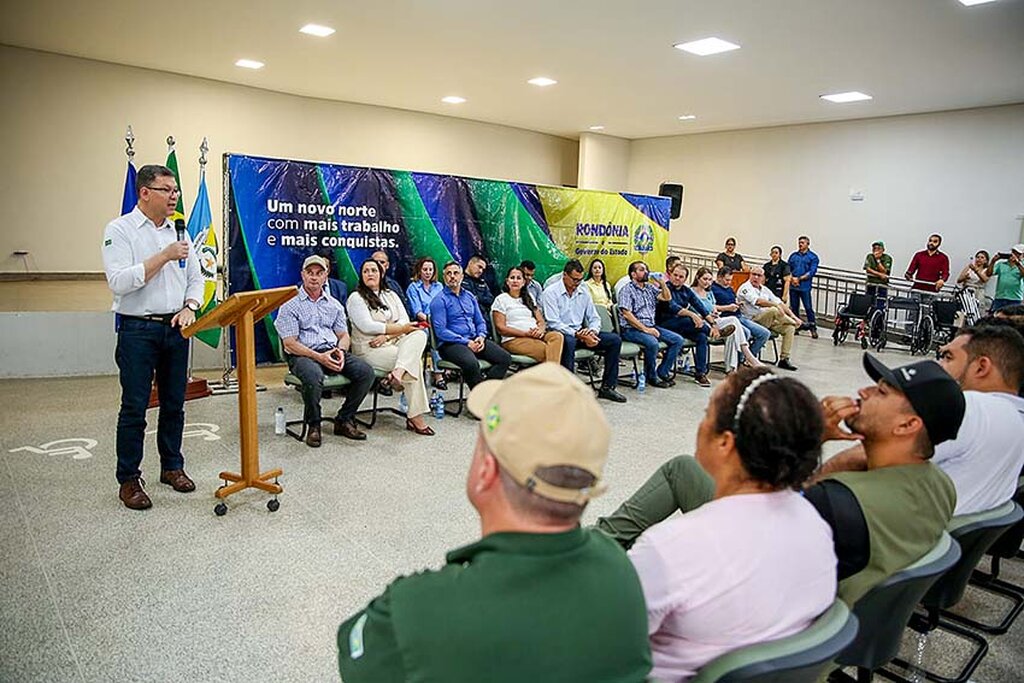 Governador Marcos Rocha entrega títulos de propriedades rurais e cadeiras de rodas em Nova Brasilândia d’Oeste - Gente de Opinião