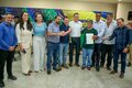 Governador Marcos Rocha entrega títulos de propriedades rurais e cadeiras de rodas em Nova Brasilândia d’Oeste