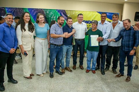 Governador Marcos Rocha entrega títulos de propriedades rurais e cadeiras de rodas em Nova Brasilândia d’Oeste