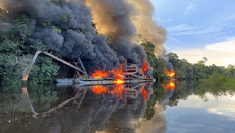 PF realiza operação no rio Madeira. Dragas foram incendiadas em Humaitá