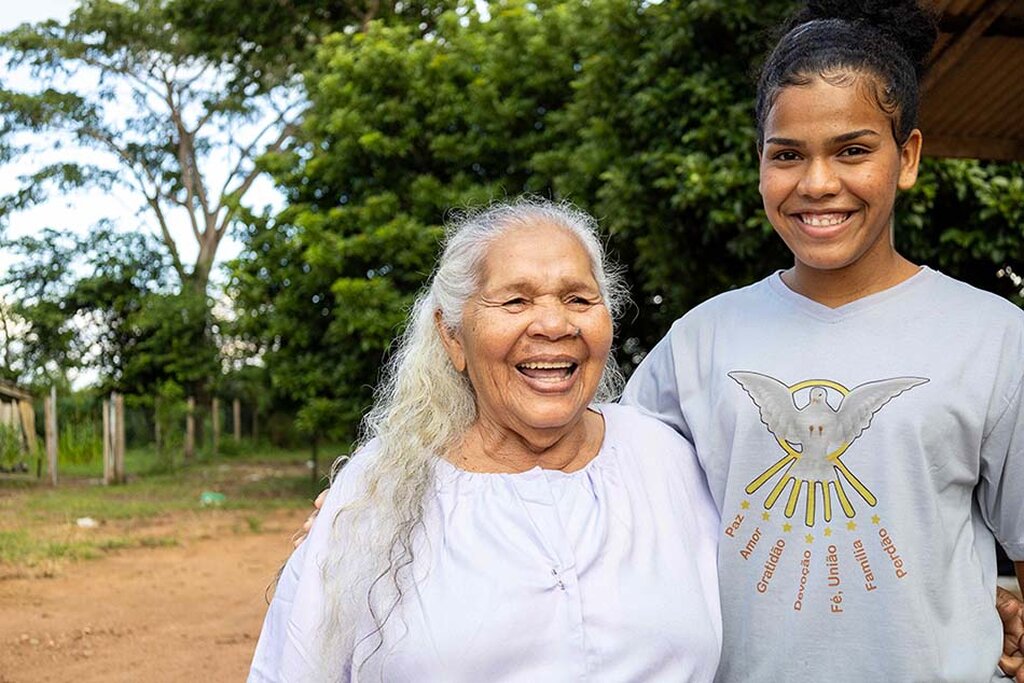 Alice Paes Serrath com sua neta Rillary Serrath - Gente de Opinião