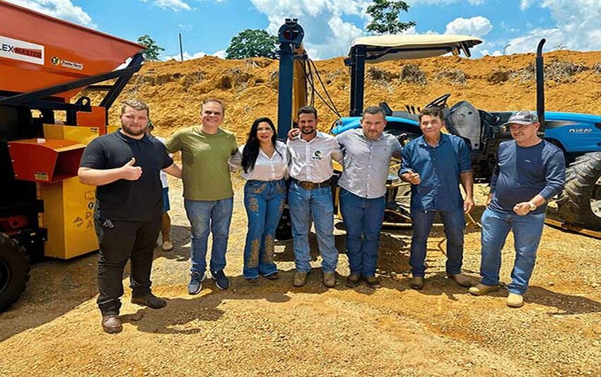 Cristiane Lopes entrega implementos agrícolas para produtores rurais de Vale do Anari