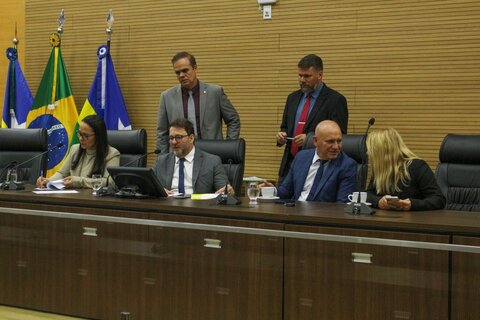 Deputados realizam sessão extraordinária e aprovam vários projetos