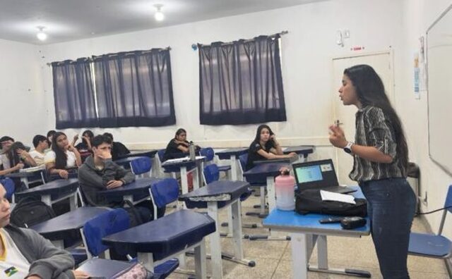 Professora Eliane Ricarte ministrando aula - Gente de Opinião