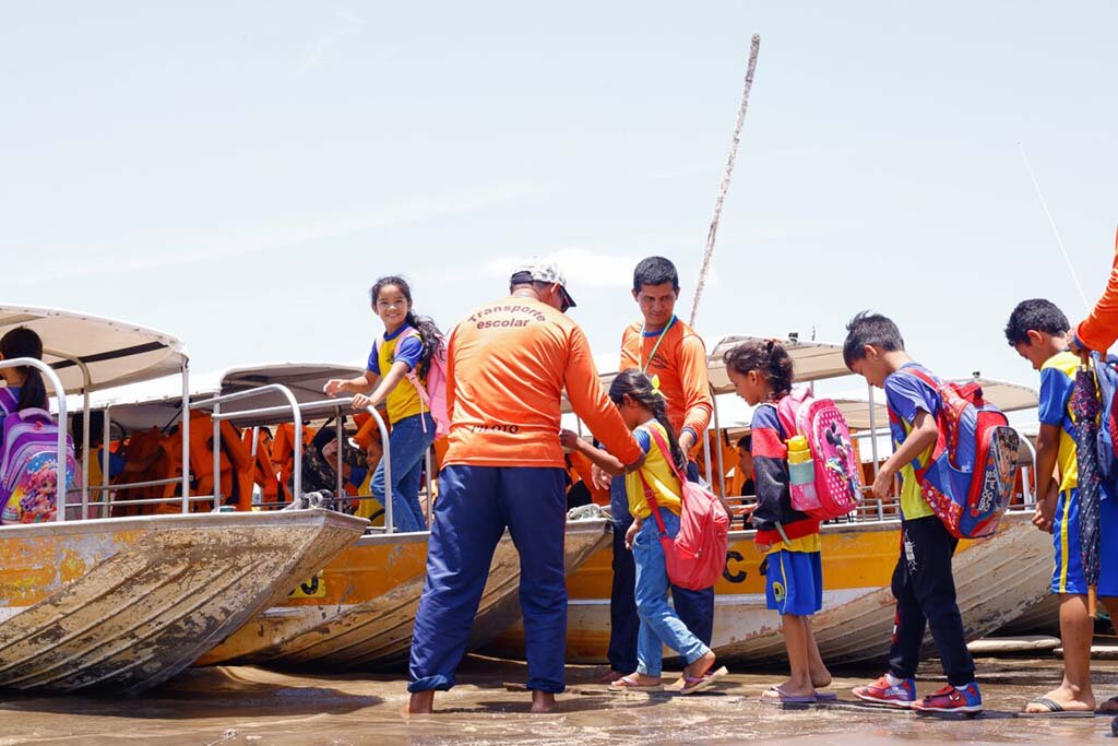 A estrutura é impressionante: com 65 embarcações que transportam aproximadamente 900 estudantes que vivem em comunidades ribeirinhas do médio e baixo Rio Madeira - Gente de Opinião