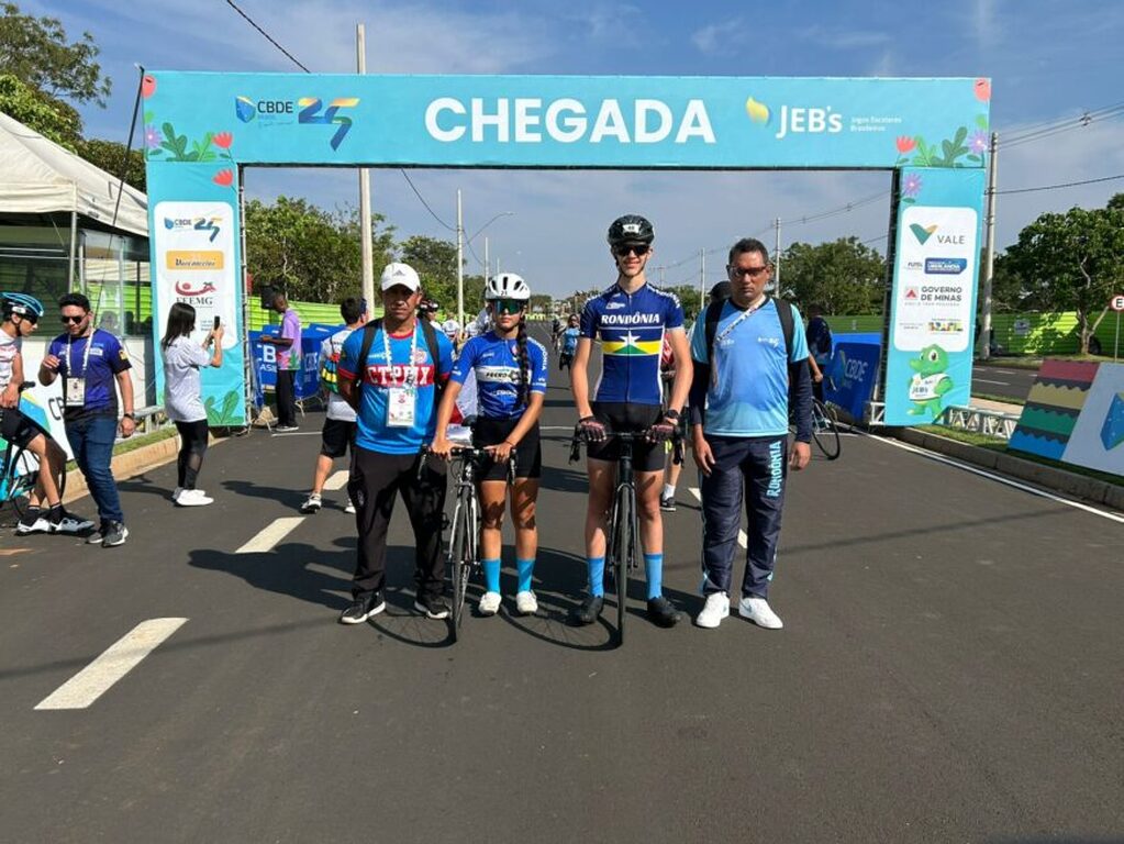 Equipe de ciclismo ao lado dos técnicos Fredson Martins e João Ricardo - Gente de Opinião