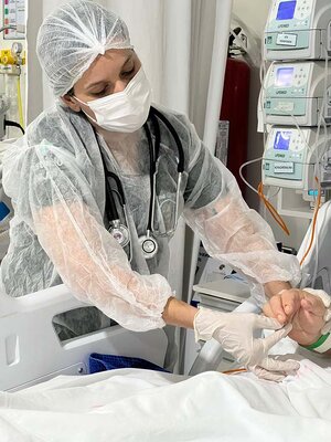 Em Ji-Paraná, parceria entre Prefeitura e Estácio leva fisioterapia gratuita a pacientes internados no Hospital Municipal Dr. Claudionor Couto Roriz