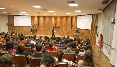 Temos que usar a IA para nos tornarmos mais humanos, diz juiz federal durante palestra no MPRO