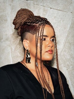 “Mãe aos 15”: a história de quem transformou dor em arte e cicatriz em voz