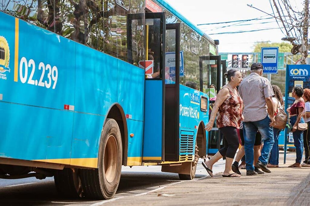 Sistema de transporte público vai operar com a frota de sábado, com reforço em algumas linhas - Gente de Opinião