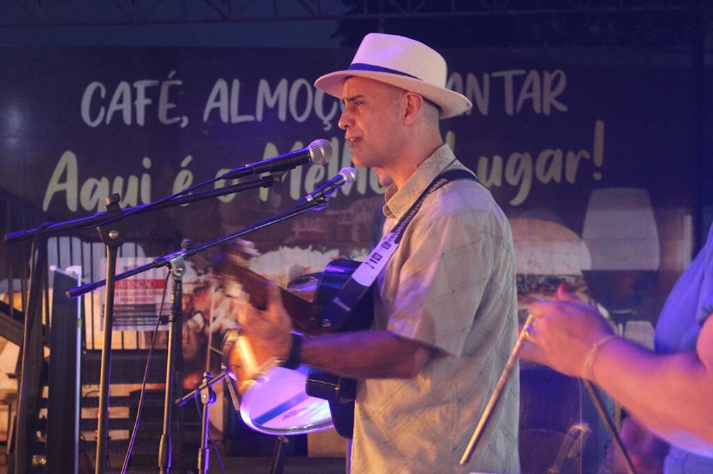 Lançamento do videoclipe 'Ancestrais' é sucesso em evento na capital Gustavo Abreu apresenta novo trabalho audiovisual em noite memorável no Restaurante Pit Bull - Gente de Opinião