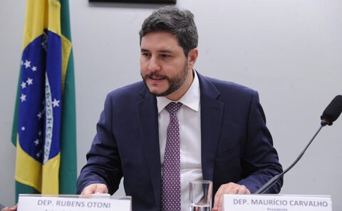 Maurício Carvalho defende isenção do imposto de renda para professores em audiência pública na Câmara