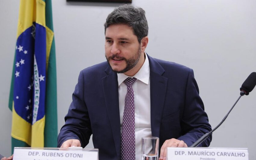 Maurício Carvalho defende isenção do imposto de renda para professores em audiência pública na Câmara