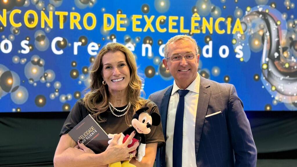  A gestora do Sistema de Gestão de Fornecedores (SGF) do Sebrae em Rondônia, Liliane Couto e o palestrante Alexandre Espíndola no  Encontro de Excelência de Credenciados, que reuniu profissionais de todo o estado.  Fotos: UCOM Sebrae RO. - Gente de Opinião