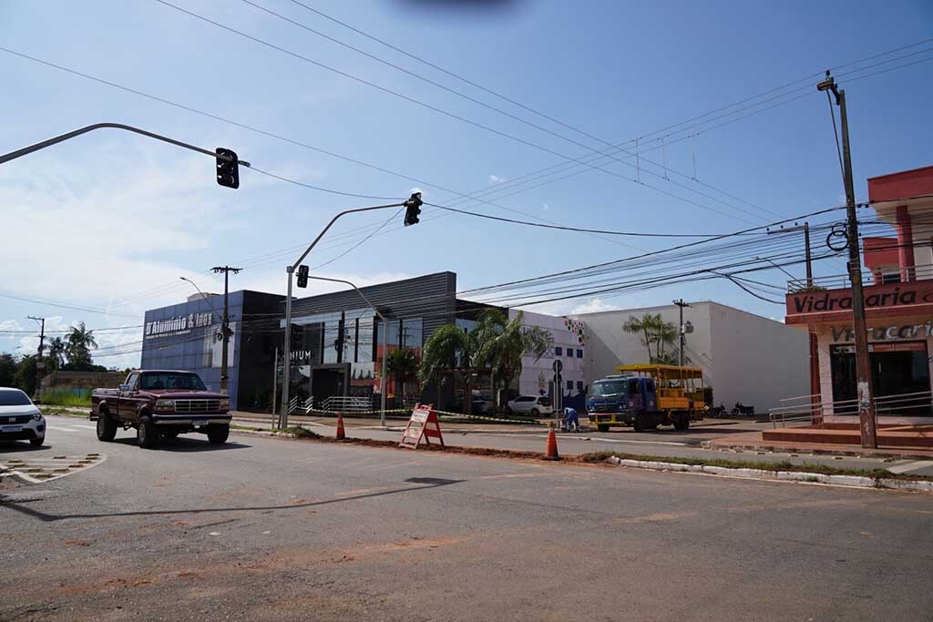 Obra inclui a instalação de um novo semáforo, além de sinalização vertical e horizontal para orientar a população - Gente de Opinião