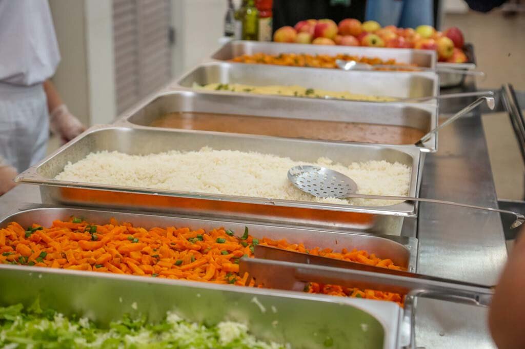 Refeições saudáveis e nutritivas são servidas desde maio de 2021 às famílias inscritas no CadÚnico em restaurantes credenciados - Gente de Opinião