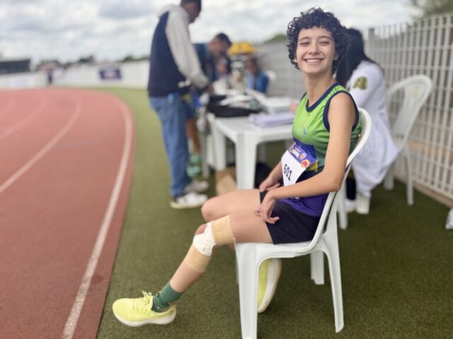 Larissa de Paula Barbosa, 17 anos, da Escola Maria Arlete, é campeã no salto em distância - Gente de Opinião