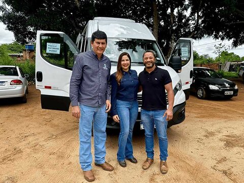 Deputada Federal Cristiane Lopes entrega van adaptada para transporte de pacientes em Guajará-Mirim