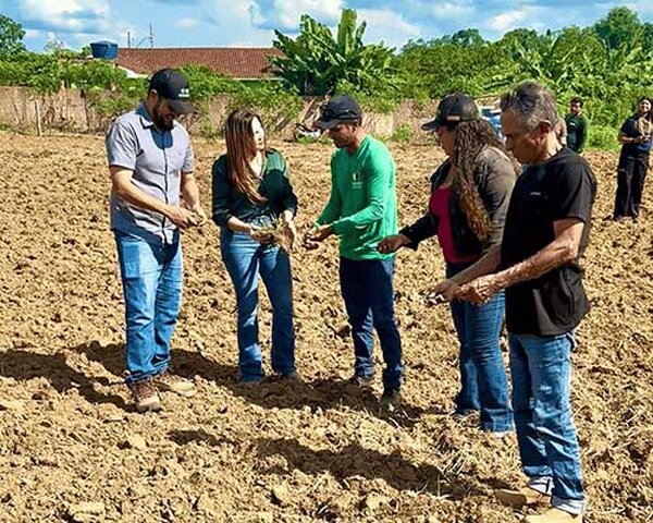 Cristiane Lopes garante avanços no campo com maquinários já em operação no Assentamento Joana D’Arc-PVH - Gente de Opinião