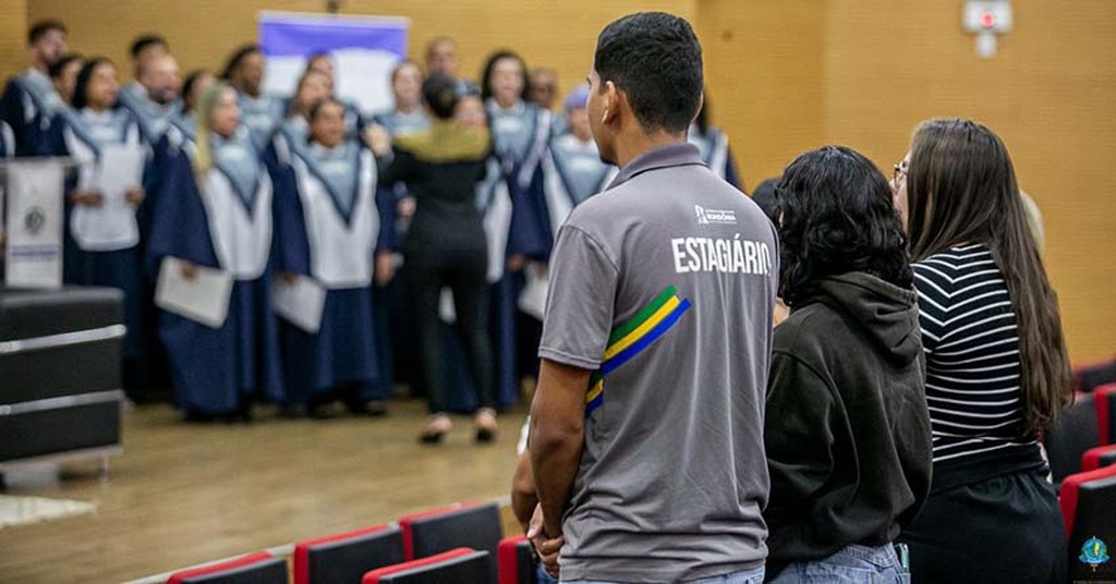 Estagiários acompanham a apresentação do coral durante atividade institucional na Alero, em momento de integração e aprendizado sobre o funcionamento da Casa (Foto: Thyago Lorentz I Secom ALE/RO) - Gente de Opinião