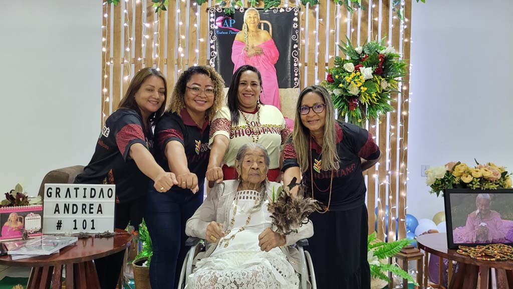 Marize Hipamo, Roseli Mejia Noteno, Magnóli Gonçalves Marques, Maria Valda Mejia Noteno e a aniversariante Andrea Paxury - Gente de Opinião