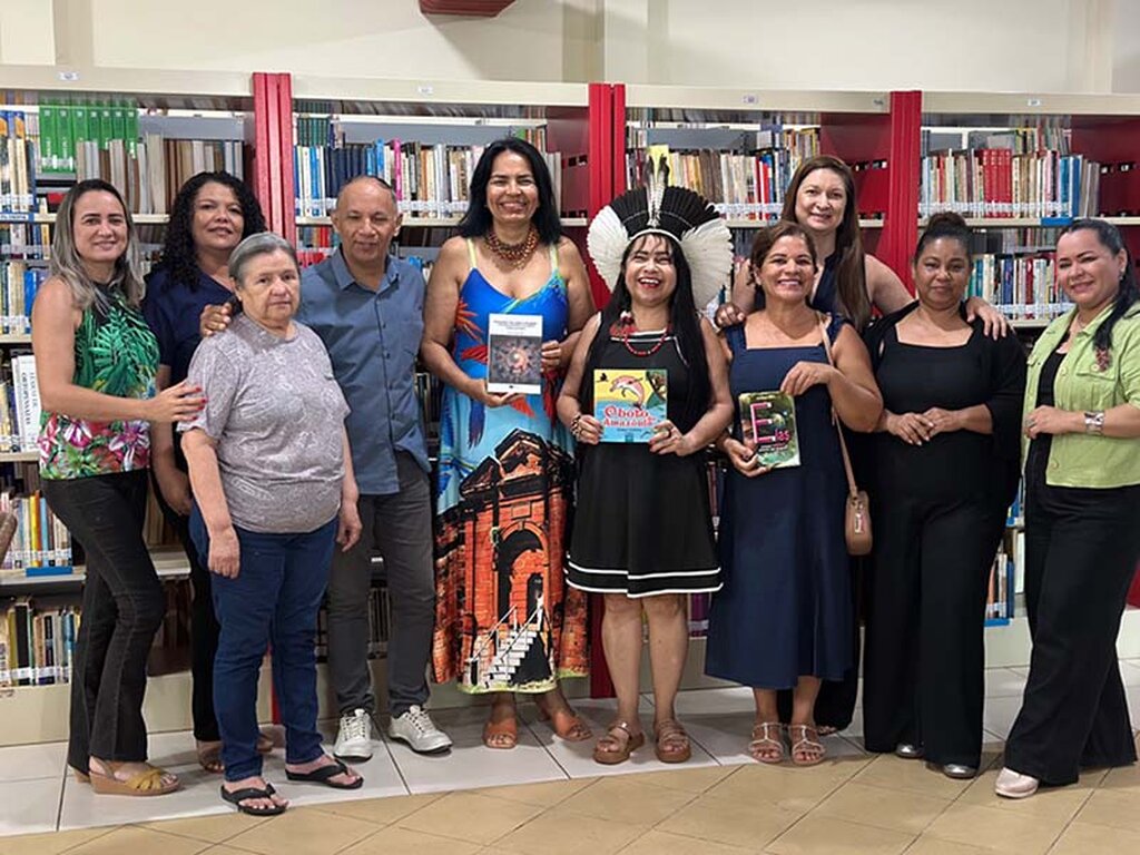 Carlos Augusto,  Diretor da Biblioteca Municipal Francisco Meireles ladeado com.a Escritora Eva Potiguara  e colaboradoras da  Biblioteca. - Gente de Opinião