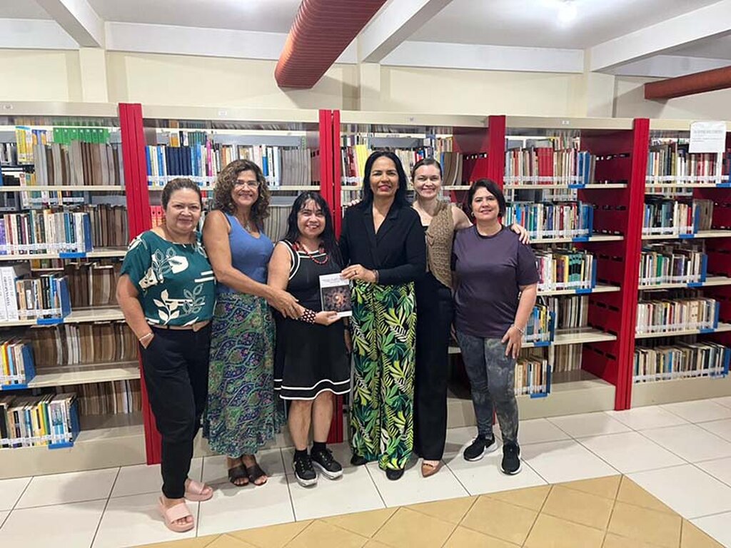 Edilamar, Rita a escritora Eva Potiguara, Izabel, Simone e Márcia  colaboradoras da Biblioteca - Gente de Opinião