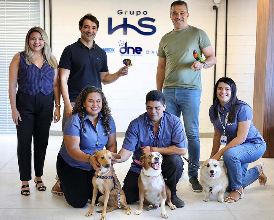 Os papagaios são a Maria Bonita e o Virgulino. Os cães, da direita para a esquerda: Geraldinho, Luna e Beethoven - Gente de Opinião