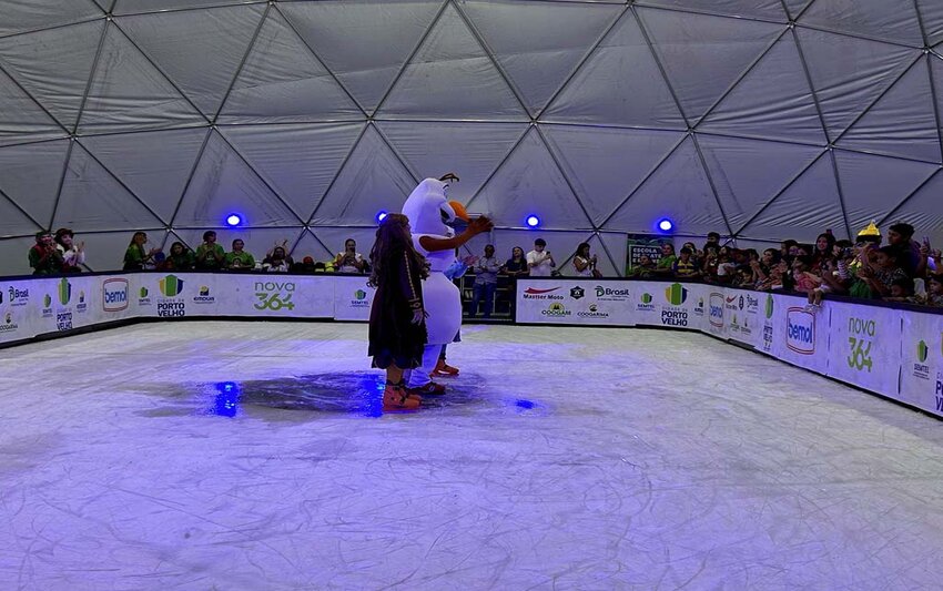 Pista de gelo é inaugurada no Parque da Cidade e reúne público em Porto Velho