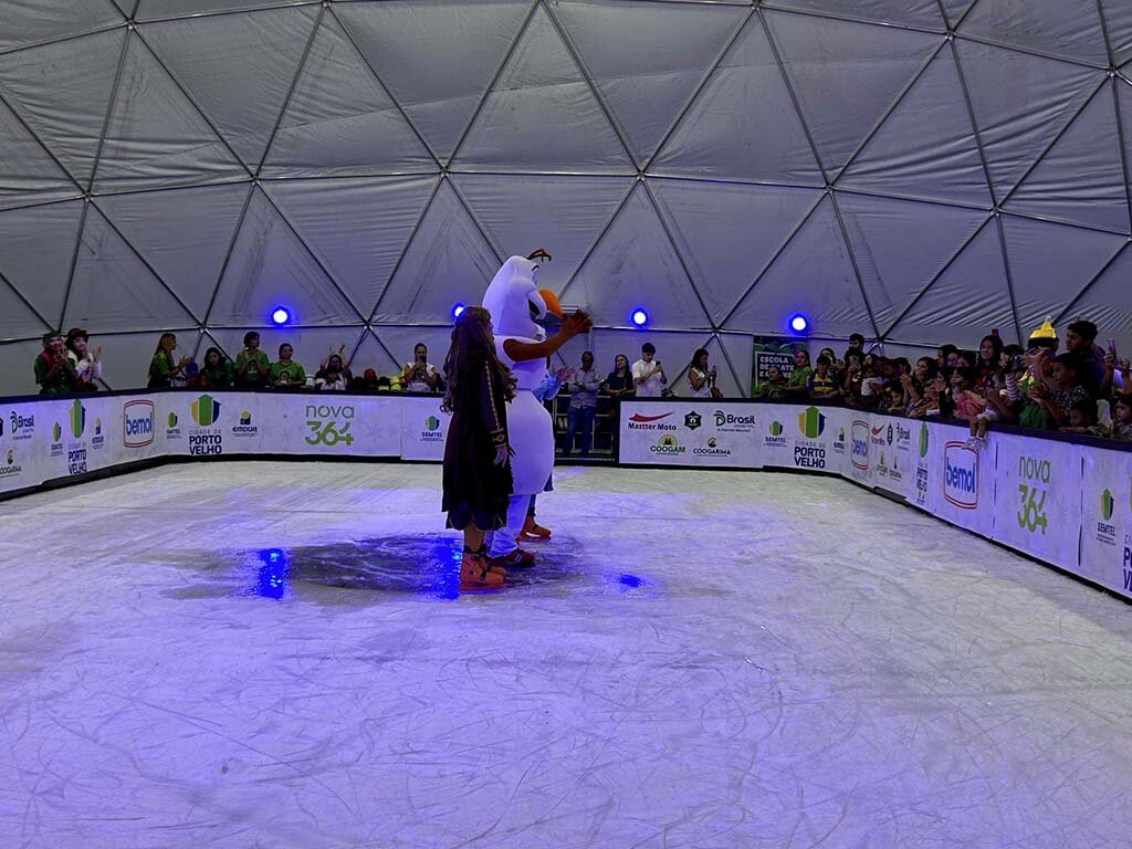 Pela primeira vez, a capital recebeu uma pista de gelo aberta ao público e gratuita. - Gente de Opinião