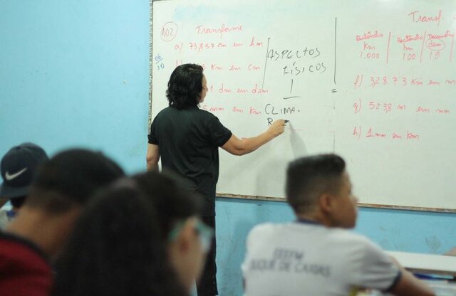 Professora lecionando na Escola Duque de Caxias, em Rondônia - Gente de Opinião