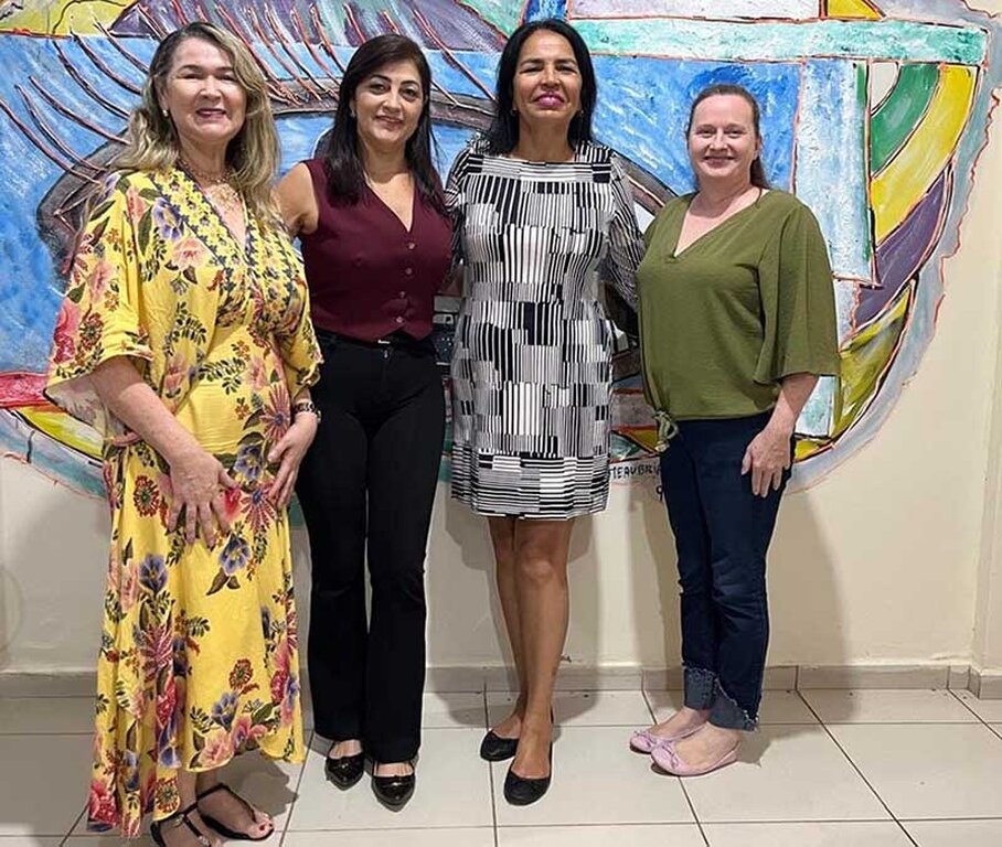 Coautoras   e membro da AJEB RO,  Silvânia Gregório,  Nazian Holanda,  Izabel Cristina  e Rosângela Arend  . - Gente de Opinião