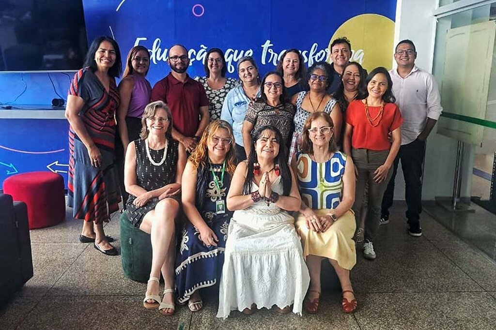 A escritora Eva Potiguara  com Professoras:  Lediane Felzke,  Iza Reis,  Sandra Ferrari  e Mestrandos do IFRO. - Gente de Opinião