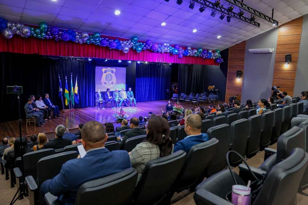 A cerimônia celebra o Dia Nacional do Perito Criminal no Teatro Banzeiros - Gente de Opinião