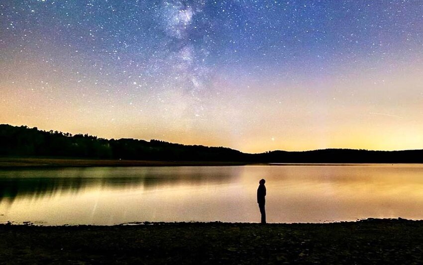 O Silêncio que Sepulta o Infinito em Nós