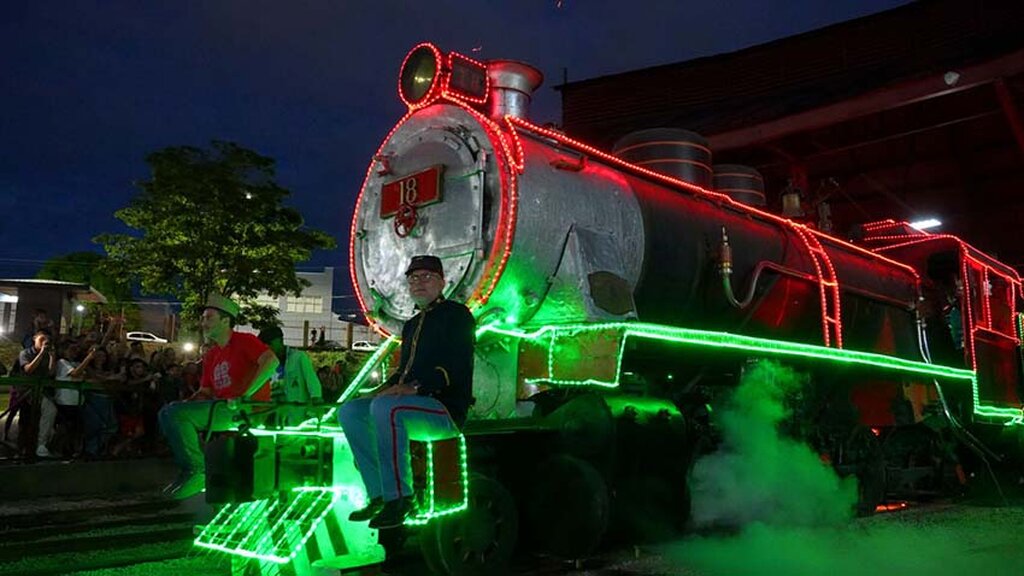 Locomotiva 18 ganha adorno de Natal e emociona população na Madeira-Mamoré - Gente de Opinião