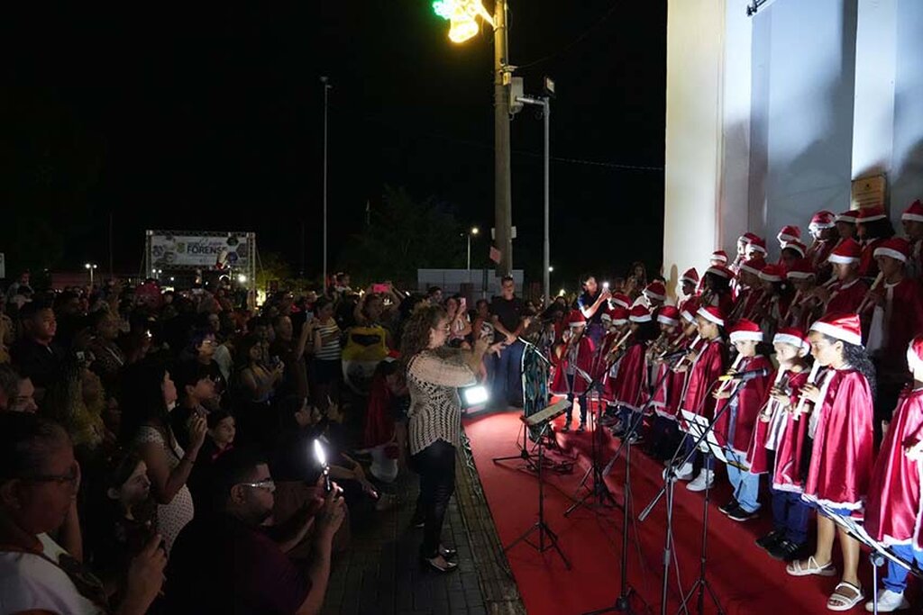 Cantata Natalina reúne centenas de porto-velhenses no Prédio do Relógio - Gente de Opinião